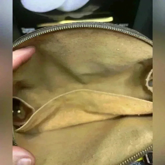 LOUIS VUITTON
Monogram Trousse Demi Ronde cosmetic pouch - peeling removed - Picture 7 of 12